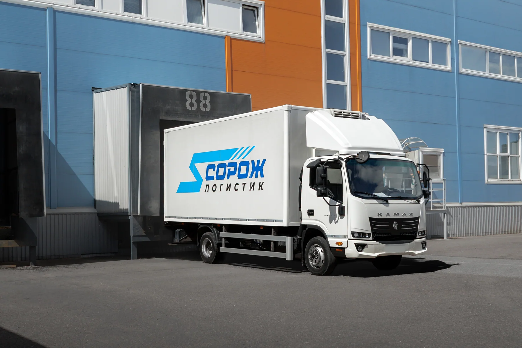 Белый рефрижератор Сорож-Логистик для перевозки продуктов питания